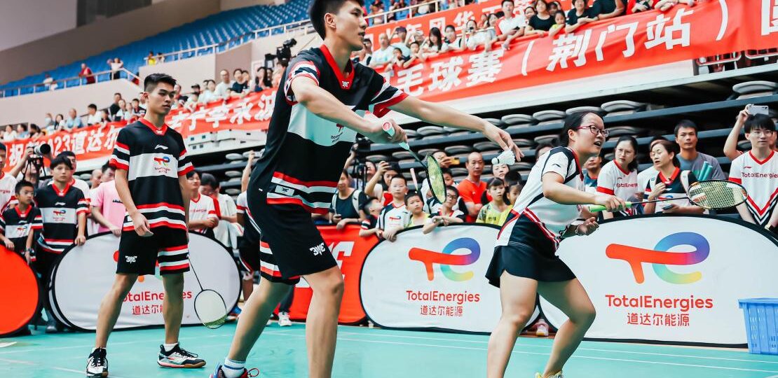 Kina samler titusinder til badminton