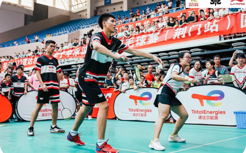 Kina samler titusinder til badminton